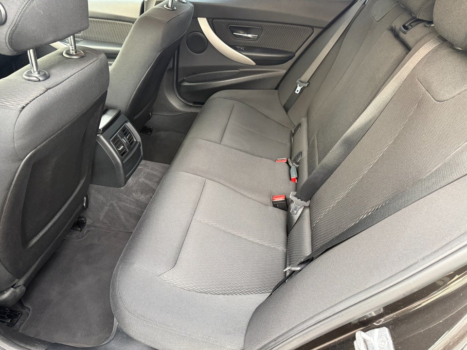 BMW 320i 2,0 Touring aut. 5d