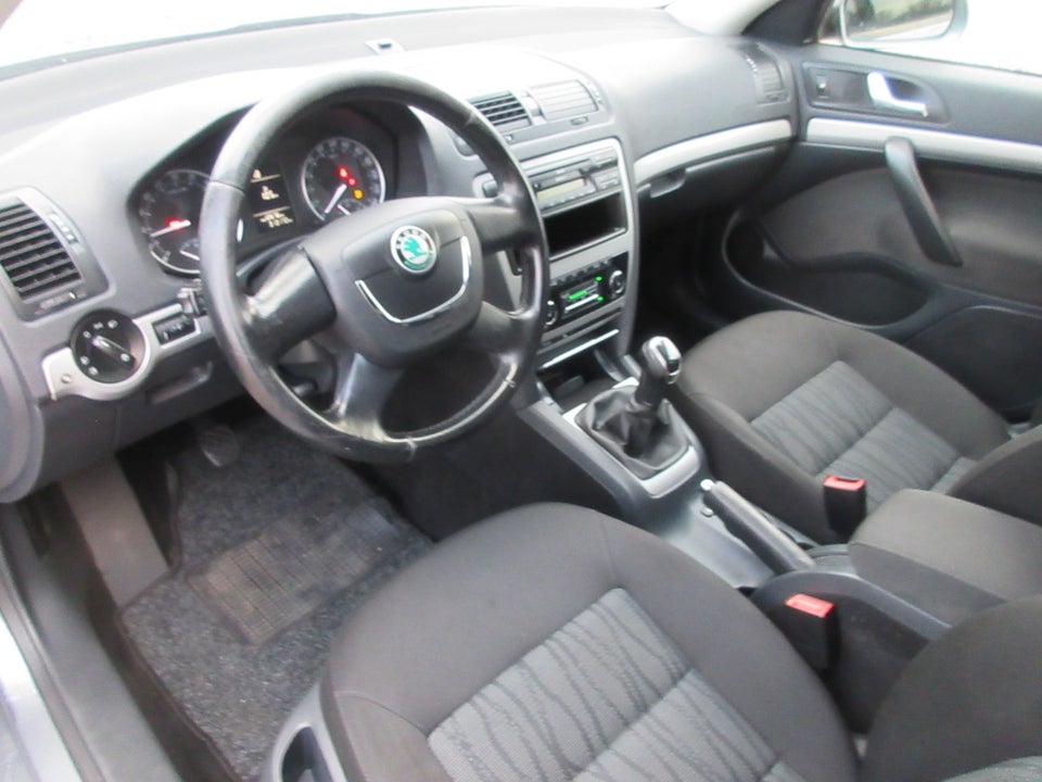 Skoda Octavia 1,6 TDi 105 Ambiente Combi 5d