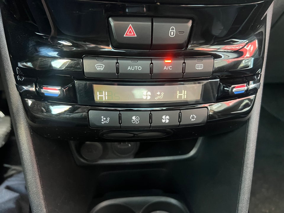 Peugeot 2008 1,5 BlueHDi 100 Prestige Sky 5d