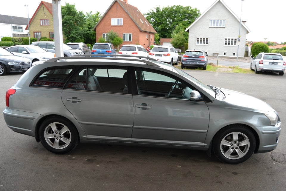 Toyota Avensis 2,0 VVT-i Executive stc. 5d