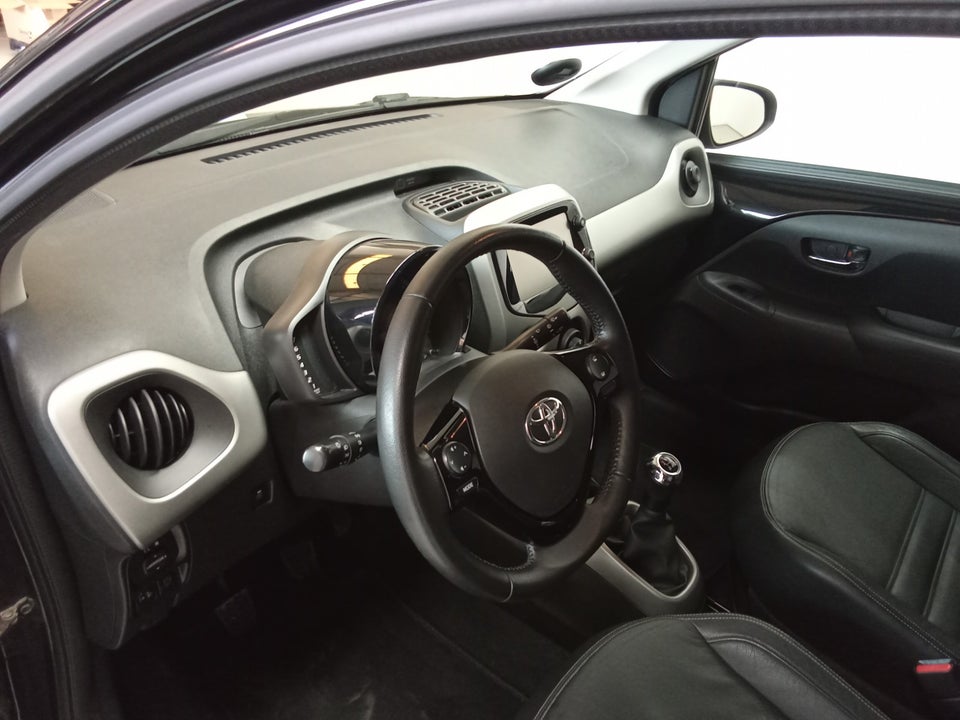 Toyota Aygo 1,0 VVT-i x-black 5d