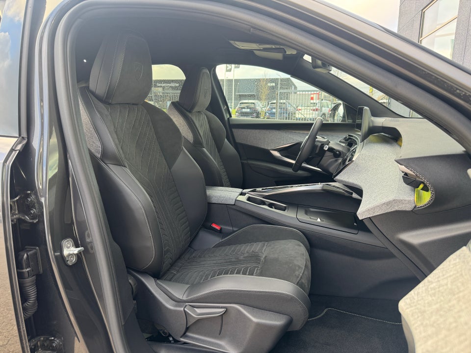 Peugeot e-3008 77 GT 5d
