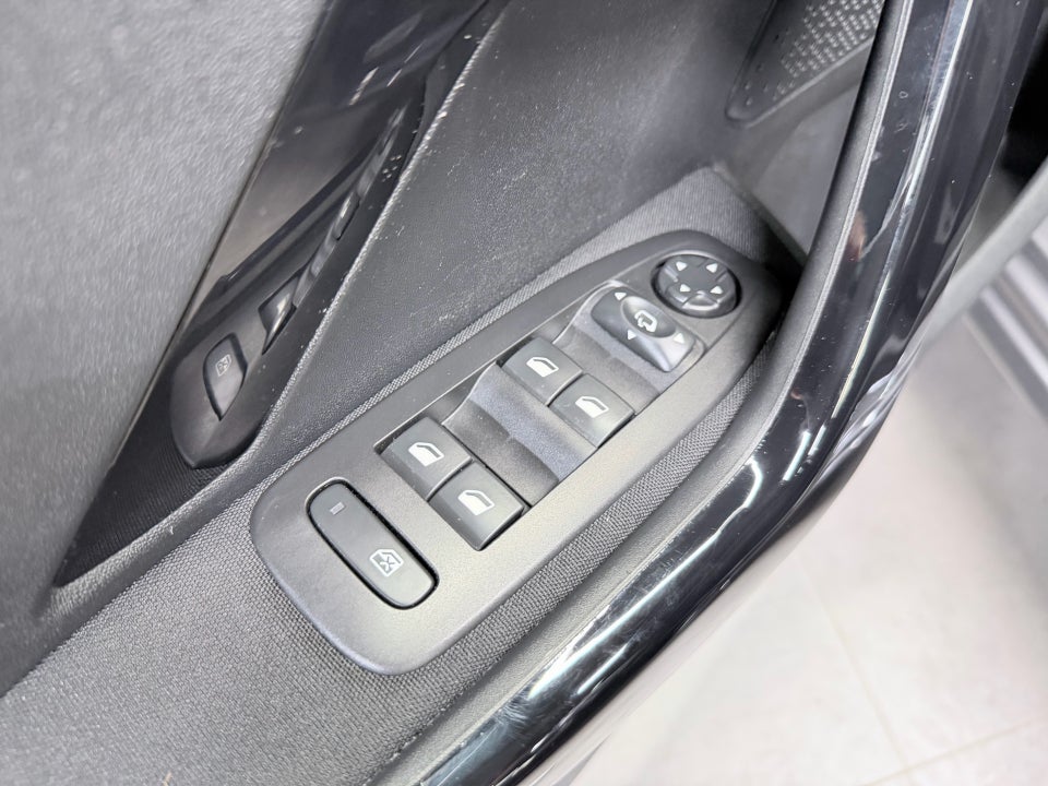 Peugeot 208 1,2 PureTech 82 Allure Sky 5d