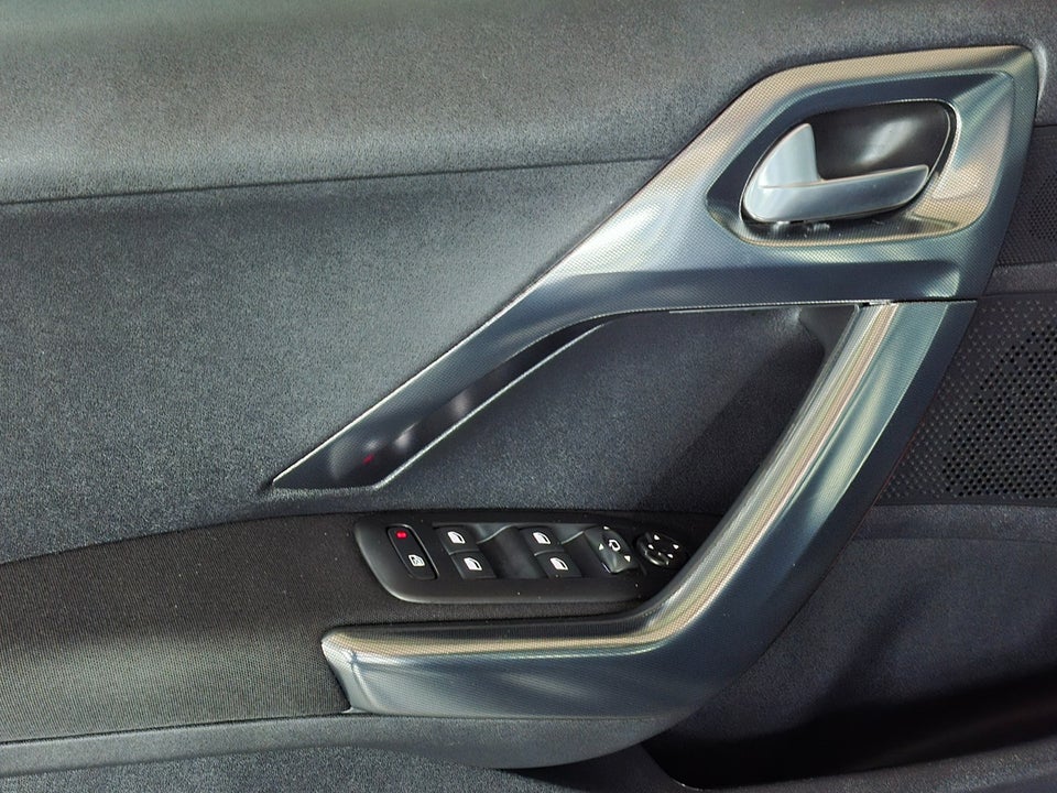 Peugeot 2008 1,6 BlueHDi 100 Allure Sky 5d