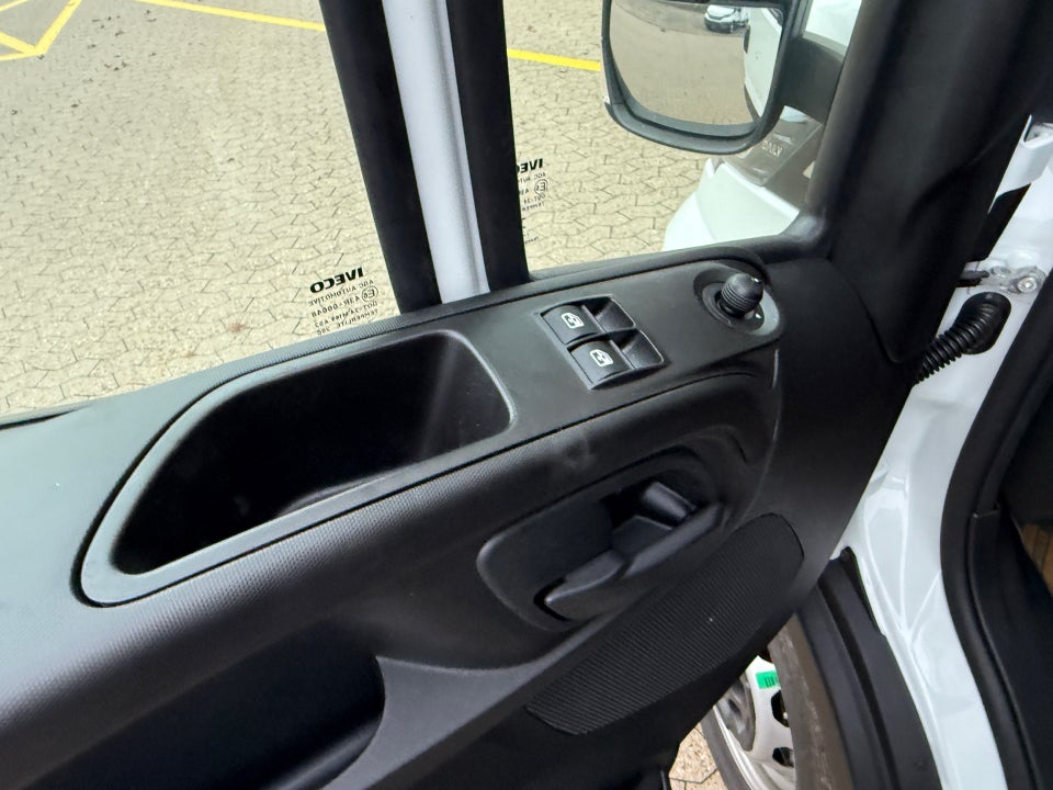 Iveco Daily 3,0 35S18 4100mm Box m/lift AG8