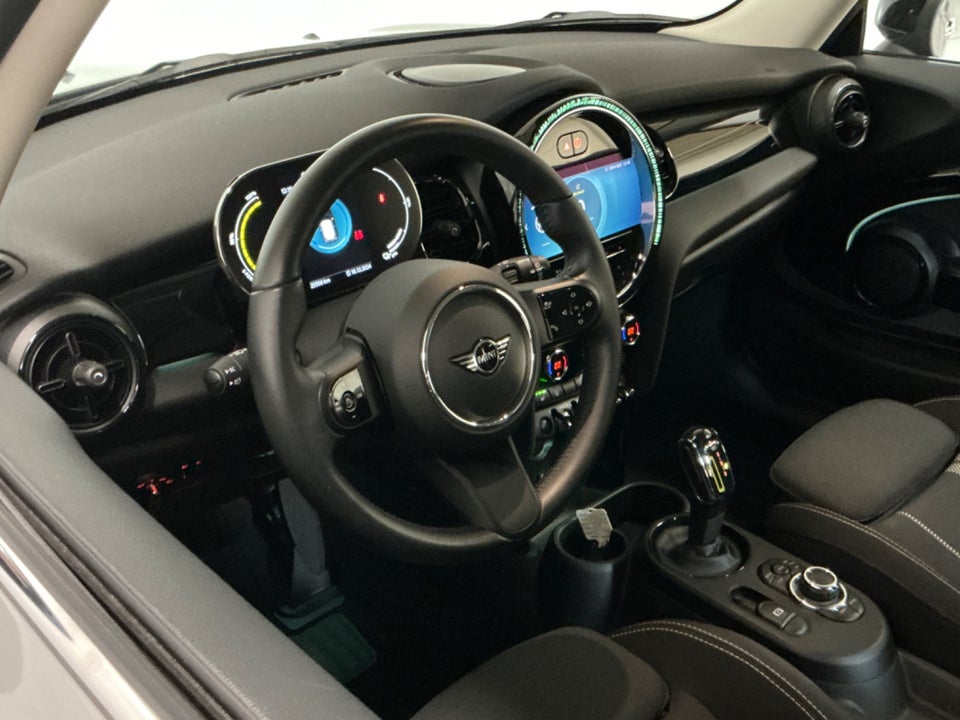 MINI Cooper SE Essential 3d