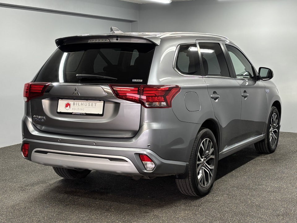 Mitsubishi Outlander 2,4 PHEV Invite CVT 4WD 5d
