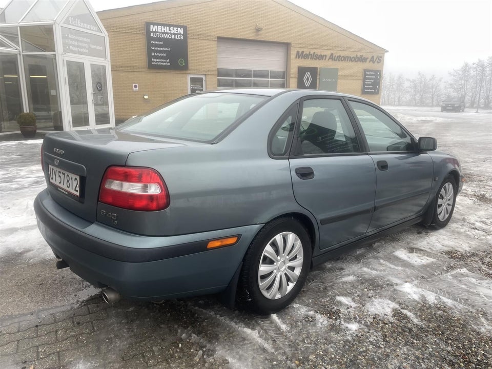 Volvo S40 1,8  4d