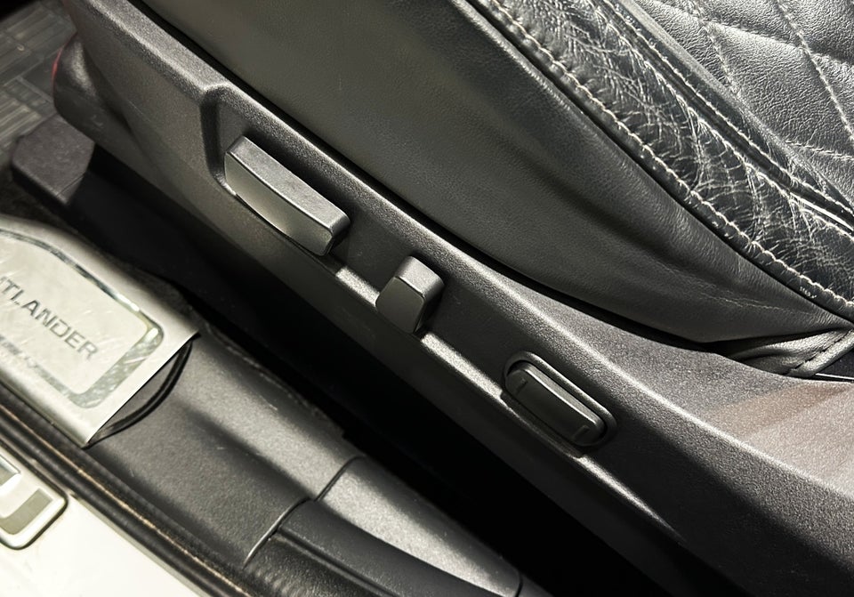 Mitsubishi Outlander 2,4 PHEV Luxury CVT 4WD 5d
