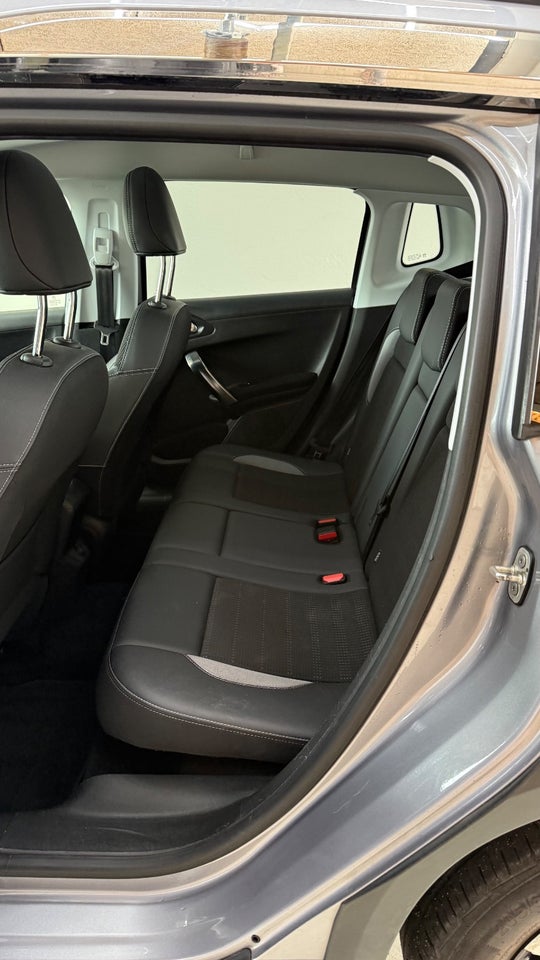 Peugeot 2008 1,2 e-THP 110 Allure Sky 5d