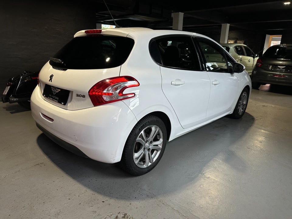 Peugeot 208 1,2 VTi Allure Sky 5d