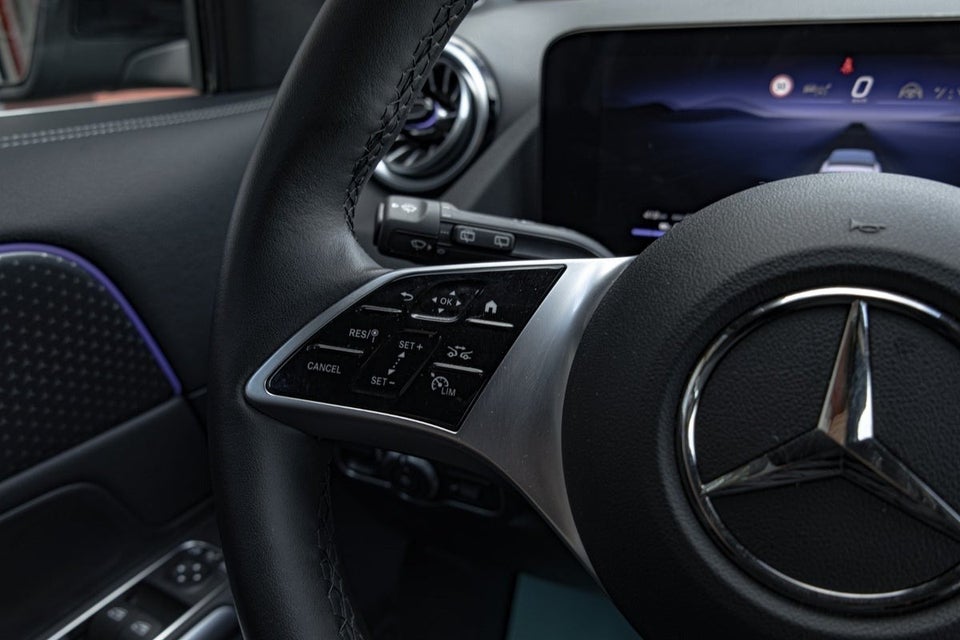 Mercedes EQA300 4Matic 5d