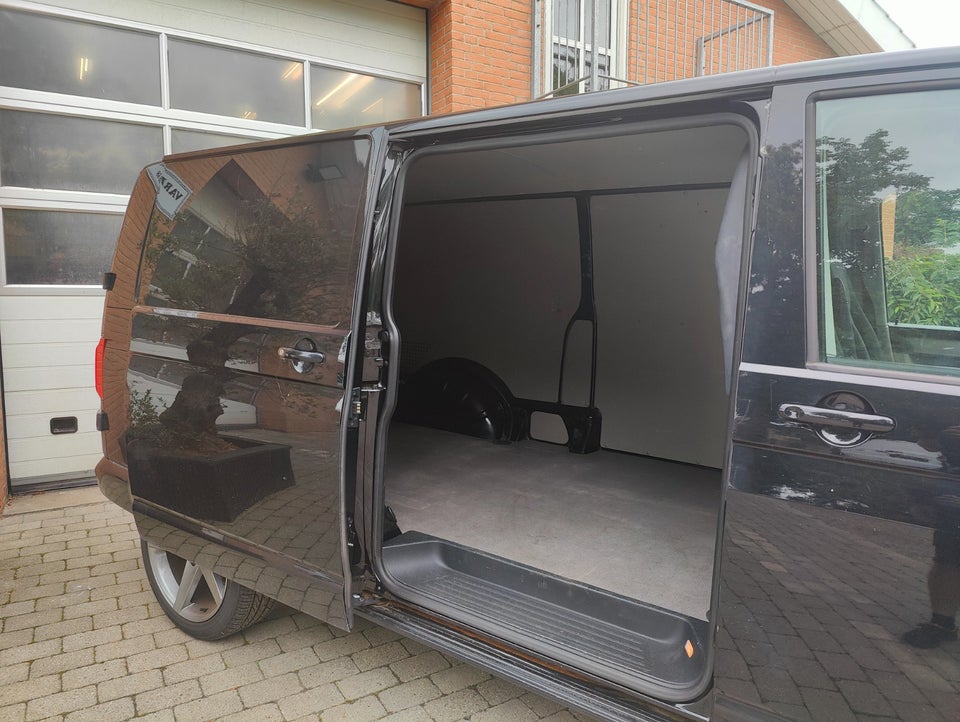 VW Transporter 2,0 TDi 150 Kassevogn lang