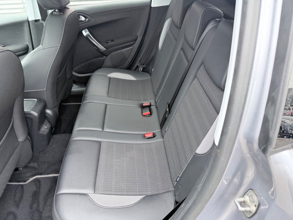 Peugeot 2008 1,5 BlueHDi 100 Prestige Sky 5d