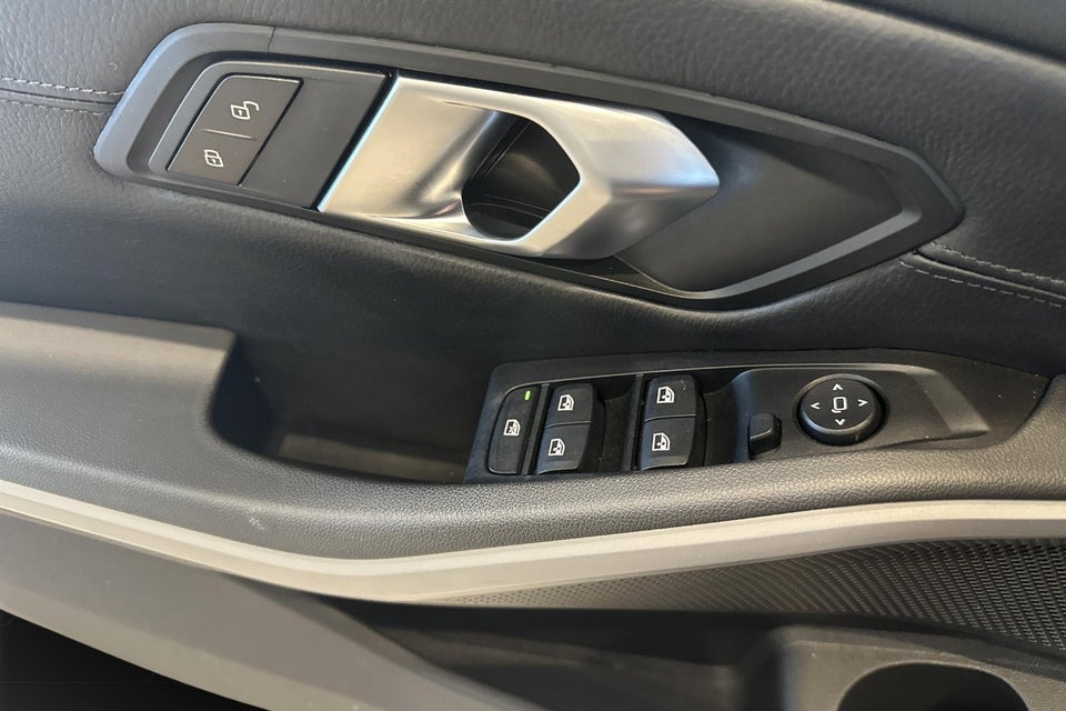 BMW 330i 2,0 Connected aut. 4d