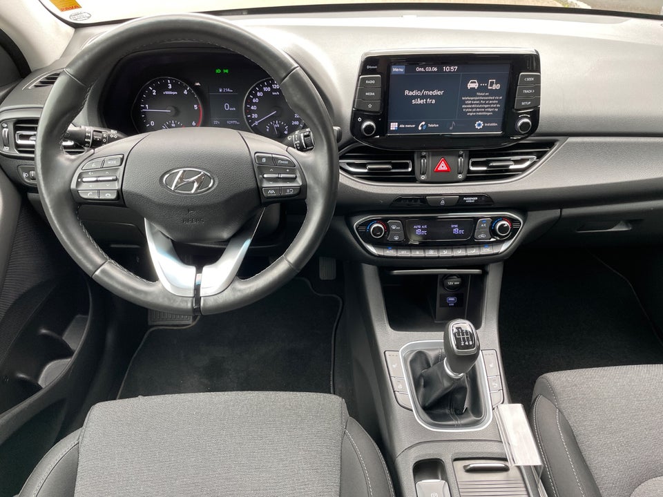 Hyundai i30 1,6 CRDi 115 Essential stc. 5d
