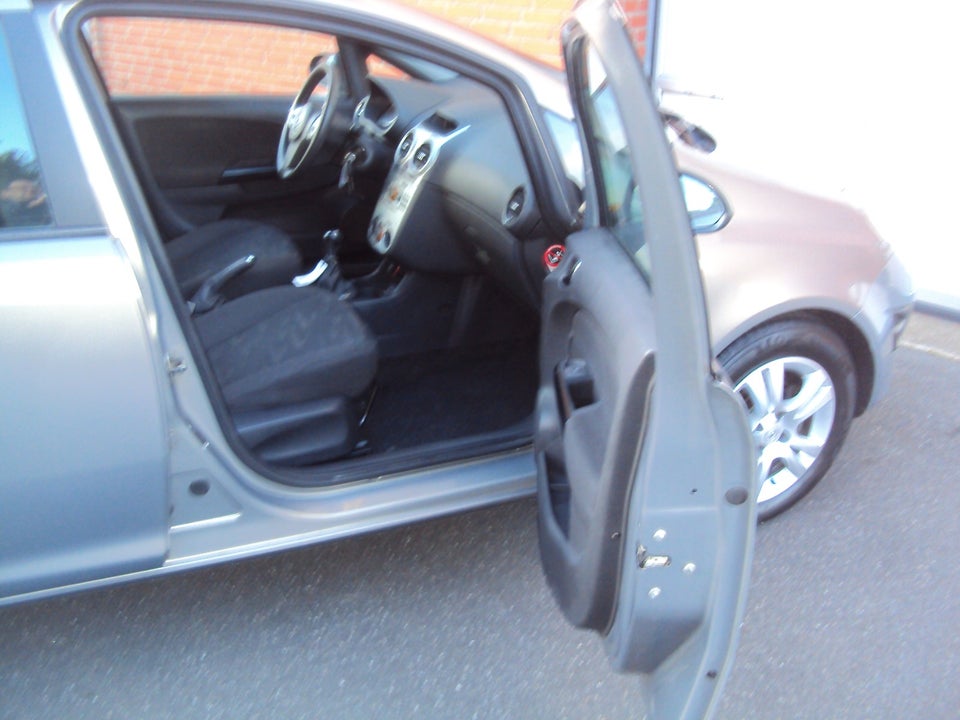 Opel Corsa 1,2 16V Cosmo 5d