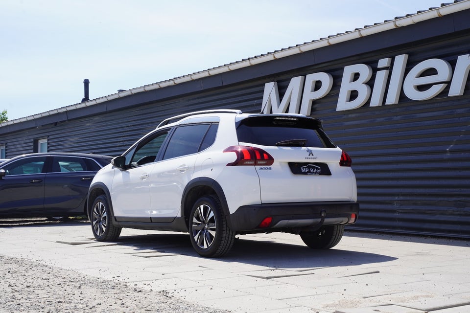 Peugeot 2008 1,2 e-THP 110 Selection Sky 5d