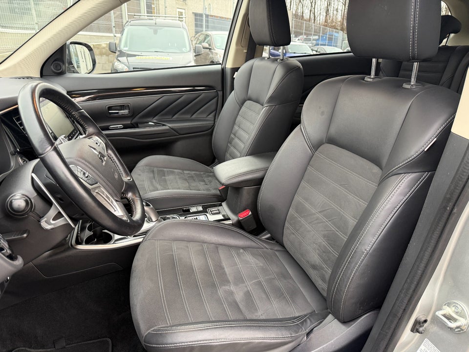 Mitsubishi Outlander 2,4 PHEV Invite CVT 4WD 5d