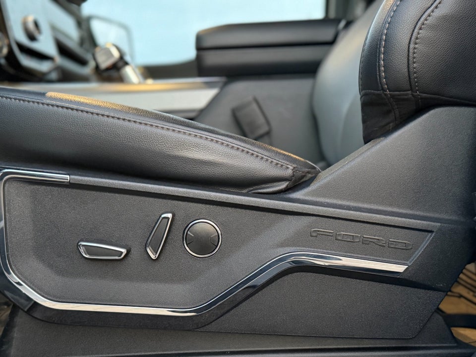 Ford F-150 Lightning Lariat Standard Range 4d