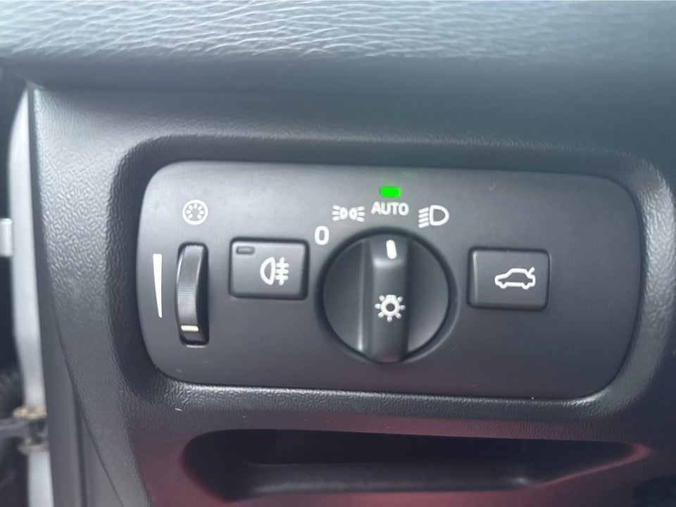 Volvo V40 2,0 D3 150 Momentum aut. 5d