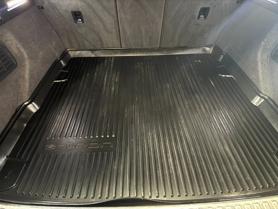 Audi Q8 e-tron 55 S-line quattro 5d