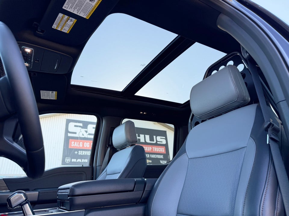 Ford F-150 131 Lightning Lariat Extended Range 4d