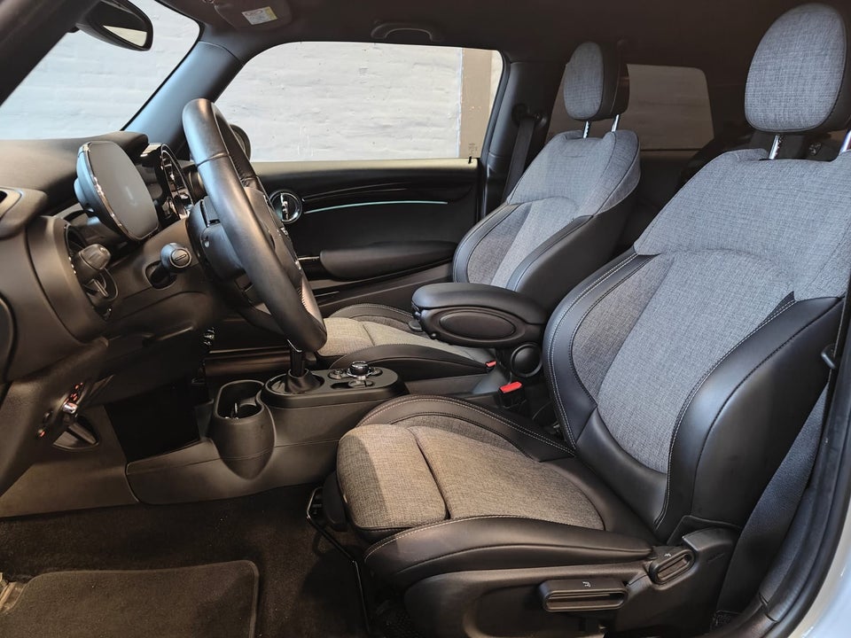 MINI Cooper SE Essential 3d