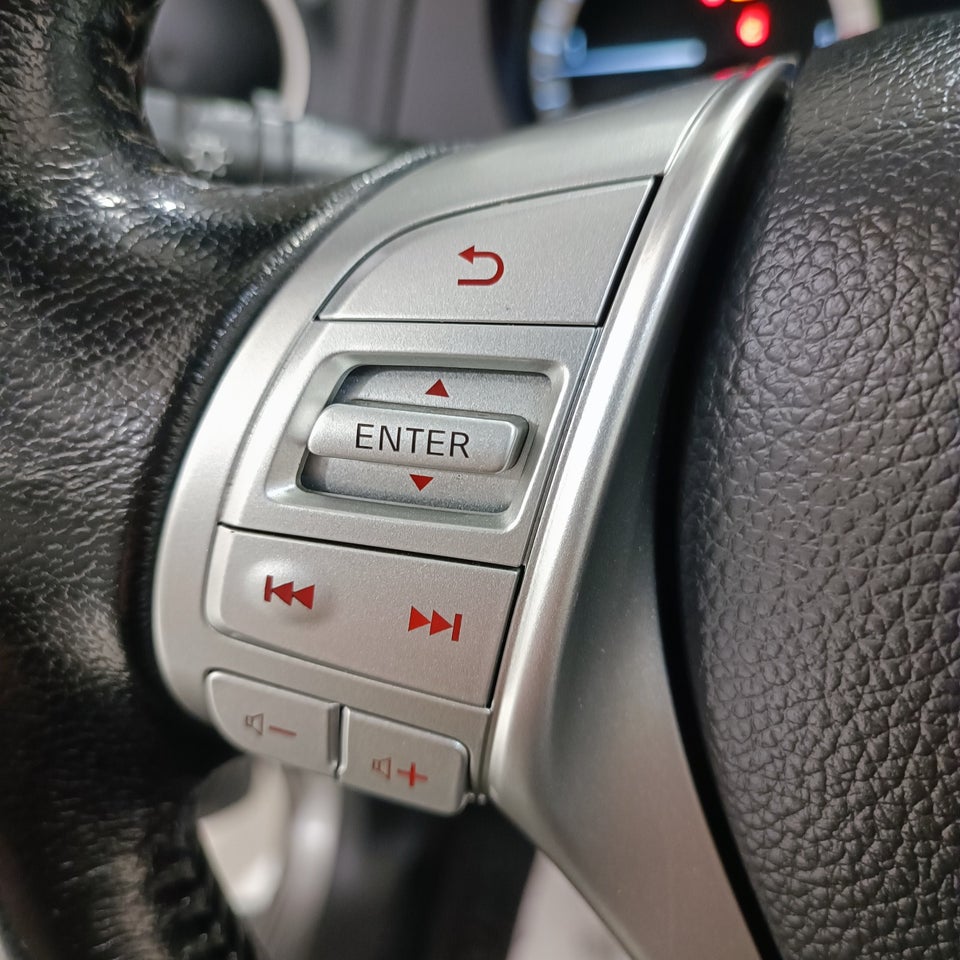 Nissan Navara 2,3 dCi 190 Db.Kab Tekna aut. 4d
