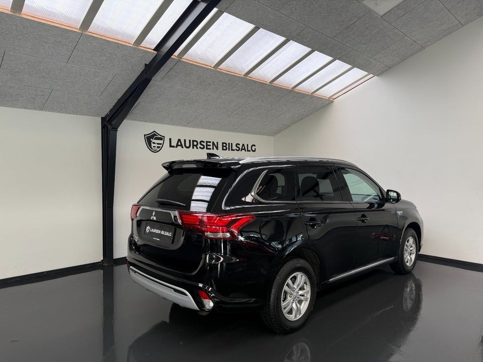 Mitsubishi Outlander 2,4 PHEV Invite CVT 4WD 5d