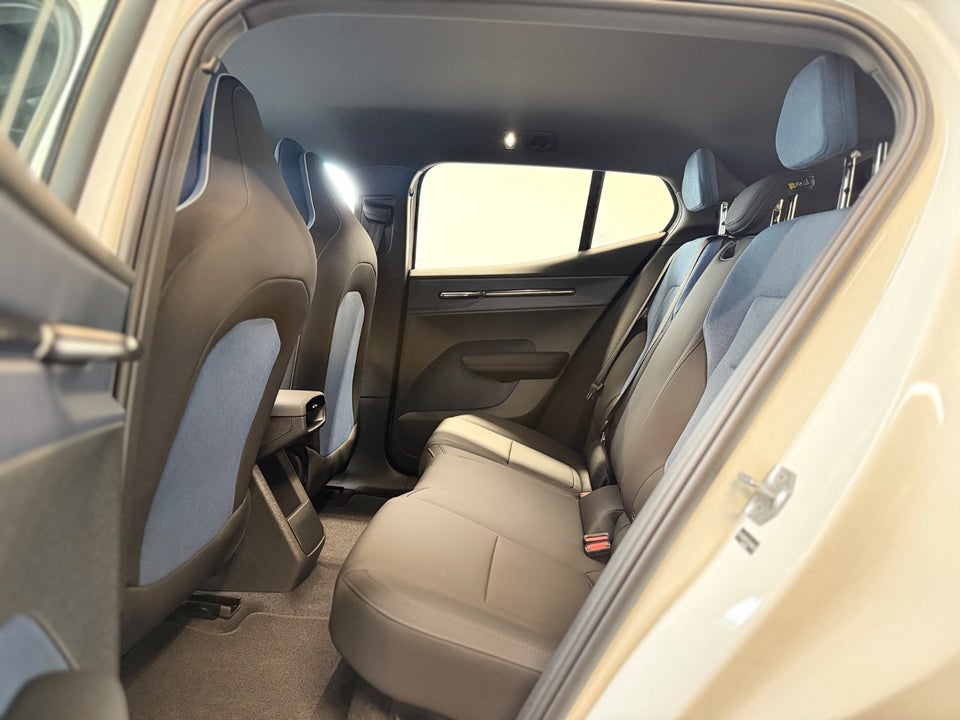 Volvo EX30 Standard Range Plus 5d