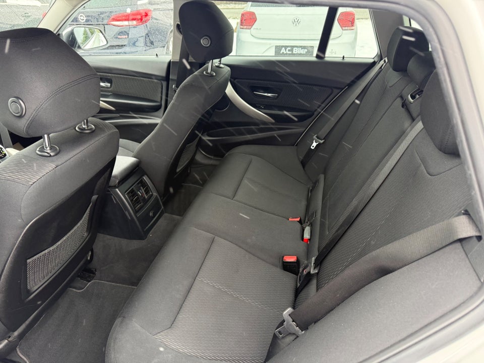 BMW 330i 2,0 Touring aut. 5d