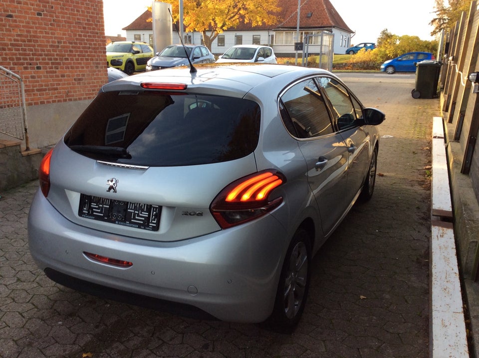 Peugeot 208 1,2 VTi 82 Allure Sky 5d