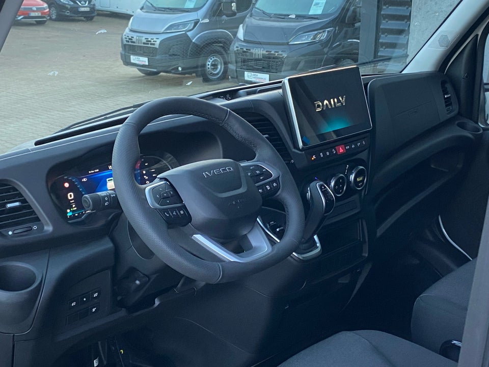 Iveco Daily 3,0 35S18 4100mm Box m/lift AG8