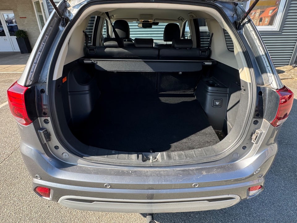 Mitsubishi Outlander 2,4 PHEV Limited CVT 4WD 5d