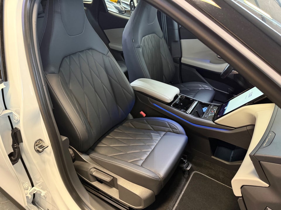 Ford Explorer 82 Premium Extended Range 5d