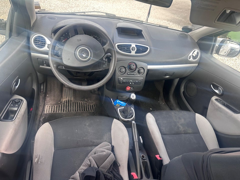 Renault Clio III 1,2 16V Authentique 5d