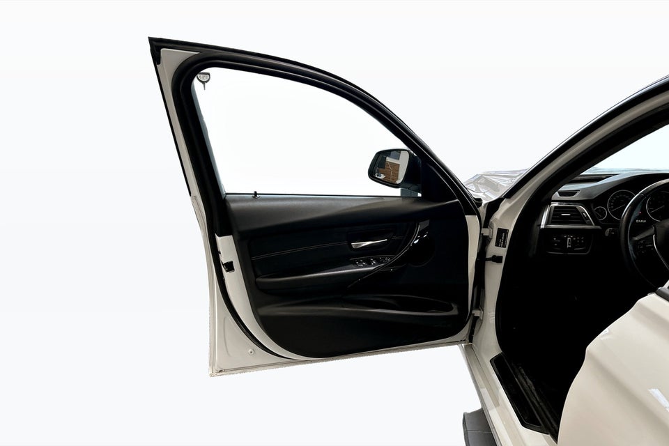 BMW 320i 2,0 Touring Executive aut. 5d