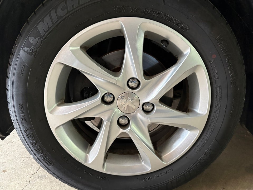 Peugeot 208 1,2 VTi 82 Allure Sky 5d