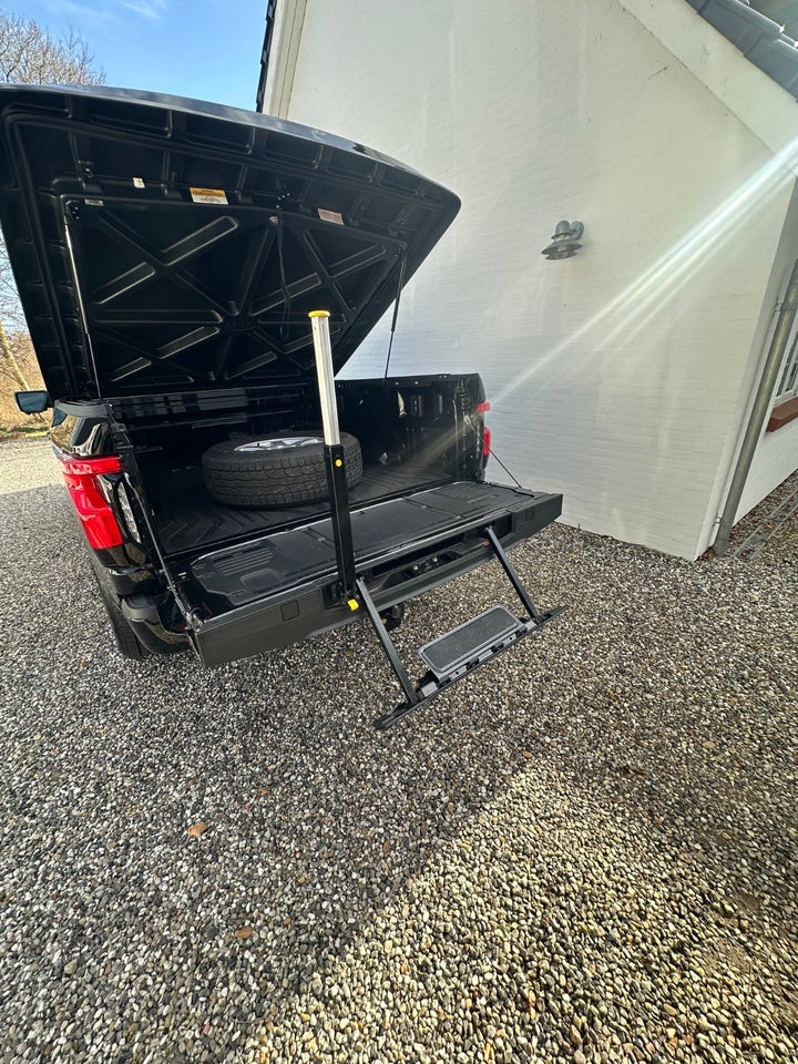 Ford F-150 131 Lightning Lariat Extended Range 4d