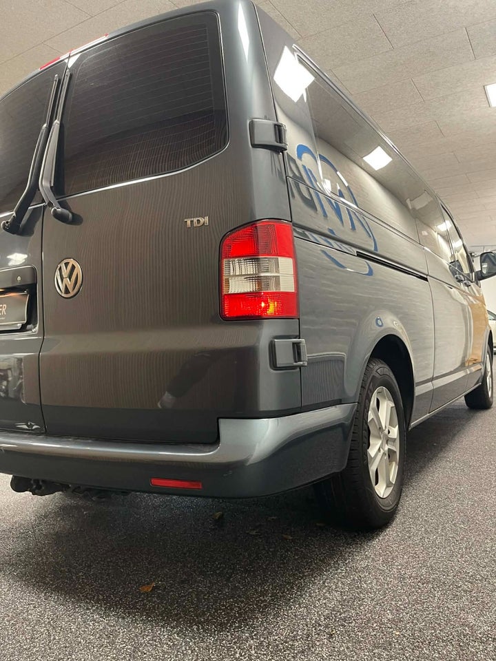 VW Caravelle 2,5 TDi 130 Comfortline aut. lang 4d