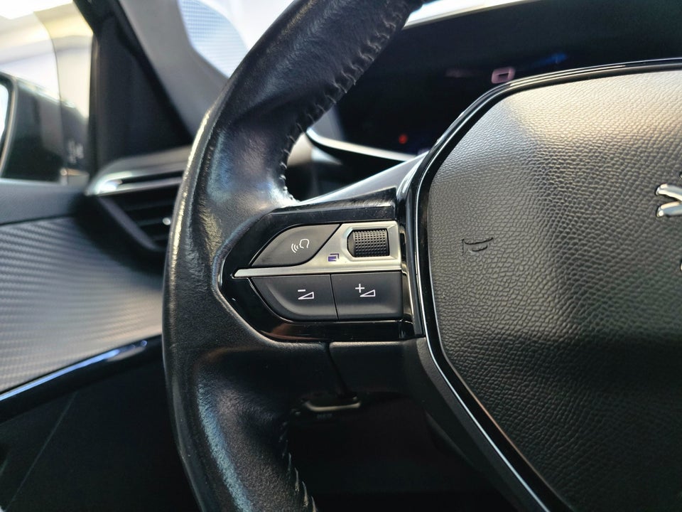 Peugeot 208 1,2 PureTech 100 Allure Sky 5d