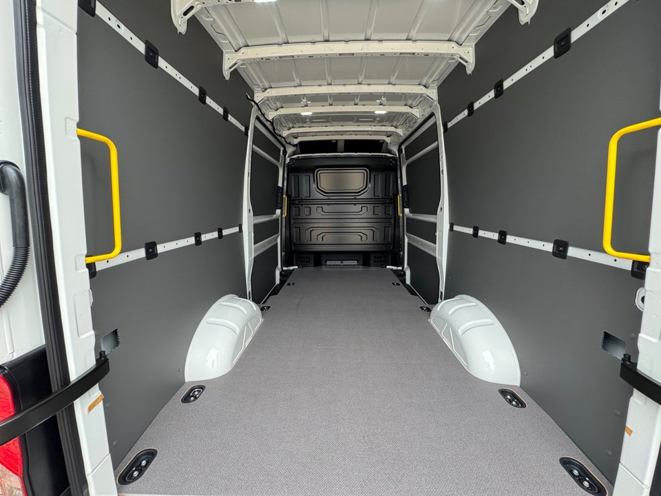 VW Crafter 35 2,0 TDi 177 Kassevogn L3H3 aut.