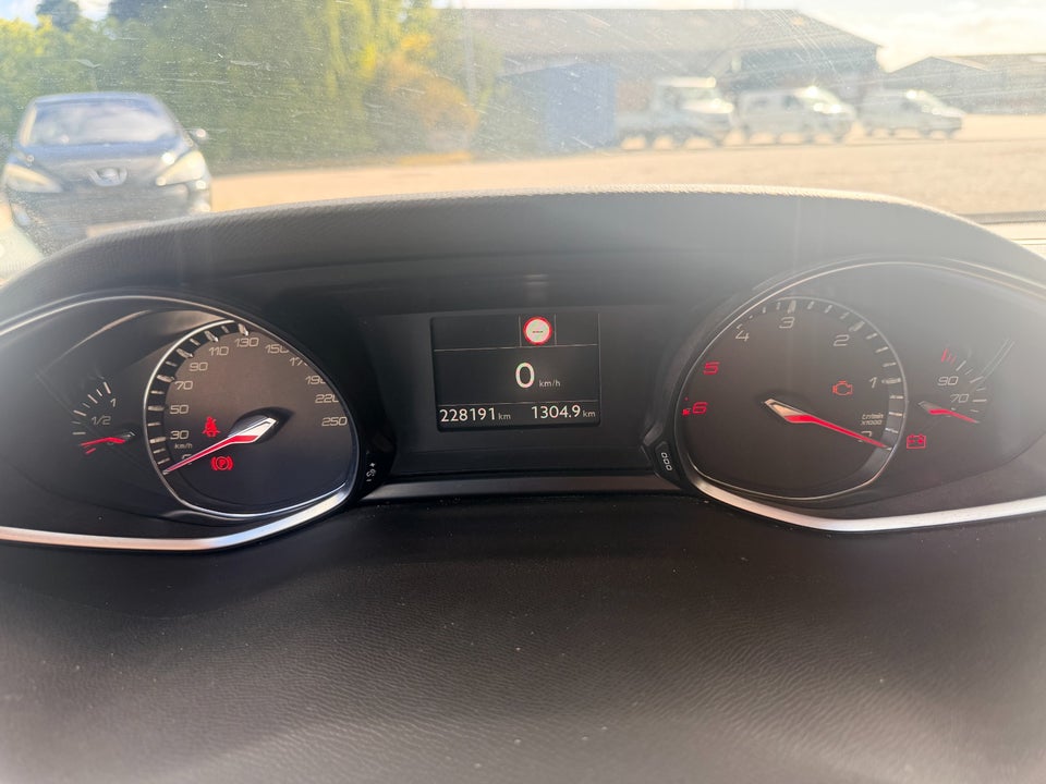 Peugeot 308 1,6 BlueHDi 120 Allure+ Sky 5d