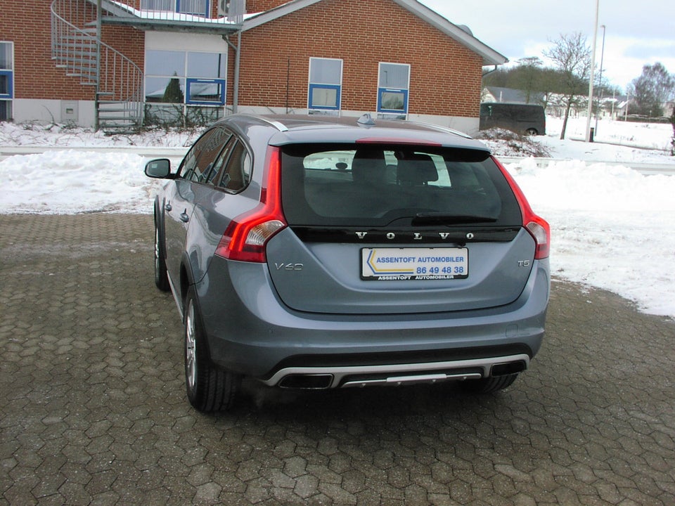 Volvo V60 CC 2,0 T5 245 Momentum aut. 5d
