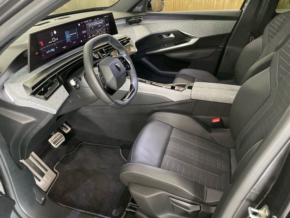 Peugeot e-3008 77 GT Pack 5d