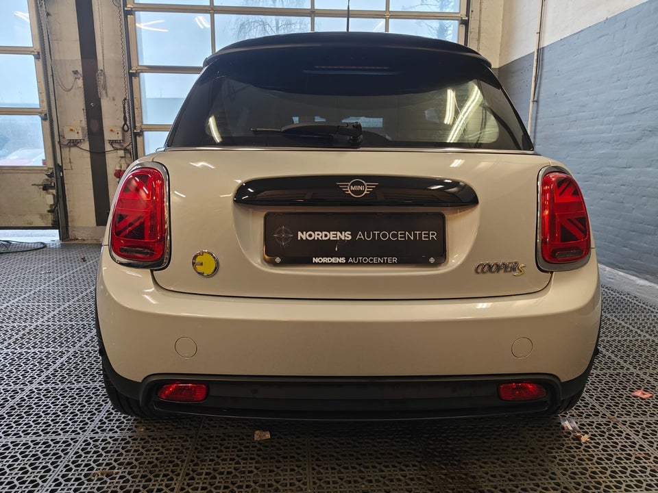 MINI Cooper SE Essential 3d