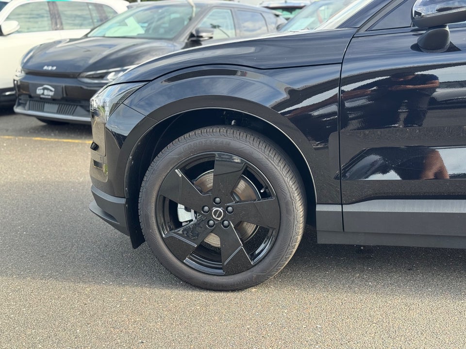 Volvo EX30 Extended Range Black Edition 5d