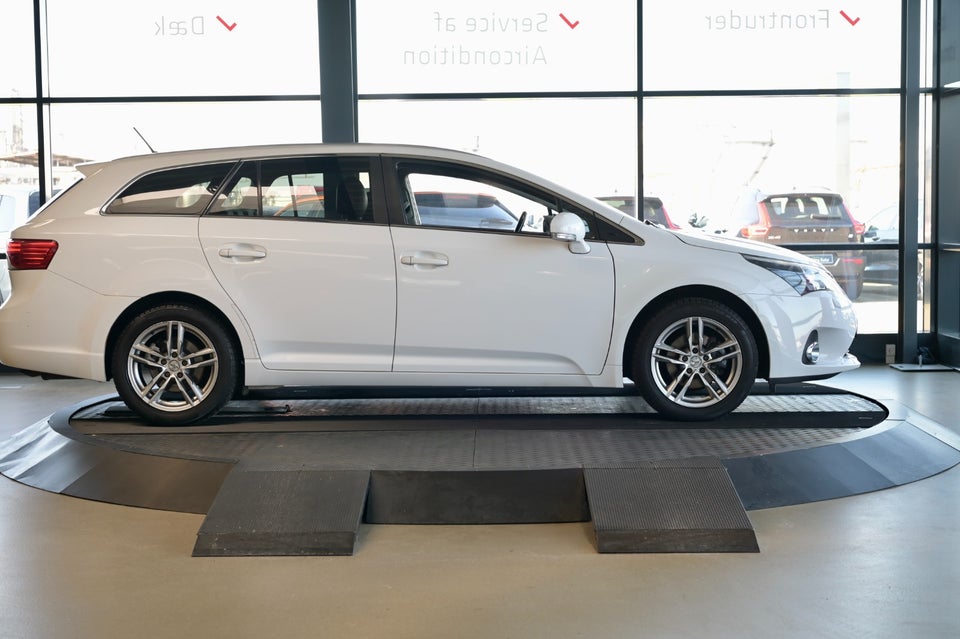 Toyota Avensis 1,8 VVT-i T2 Premium stc. 5d