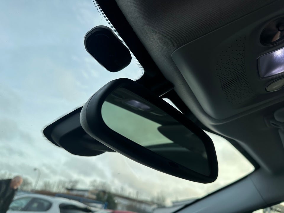 Peugeot 208 1,2 VTi 82 Signature Sky 5d